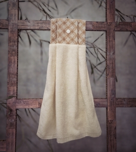 “Interlocking” fingertip towel